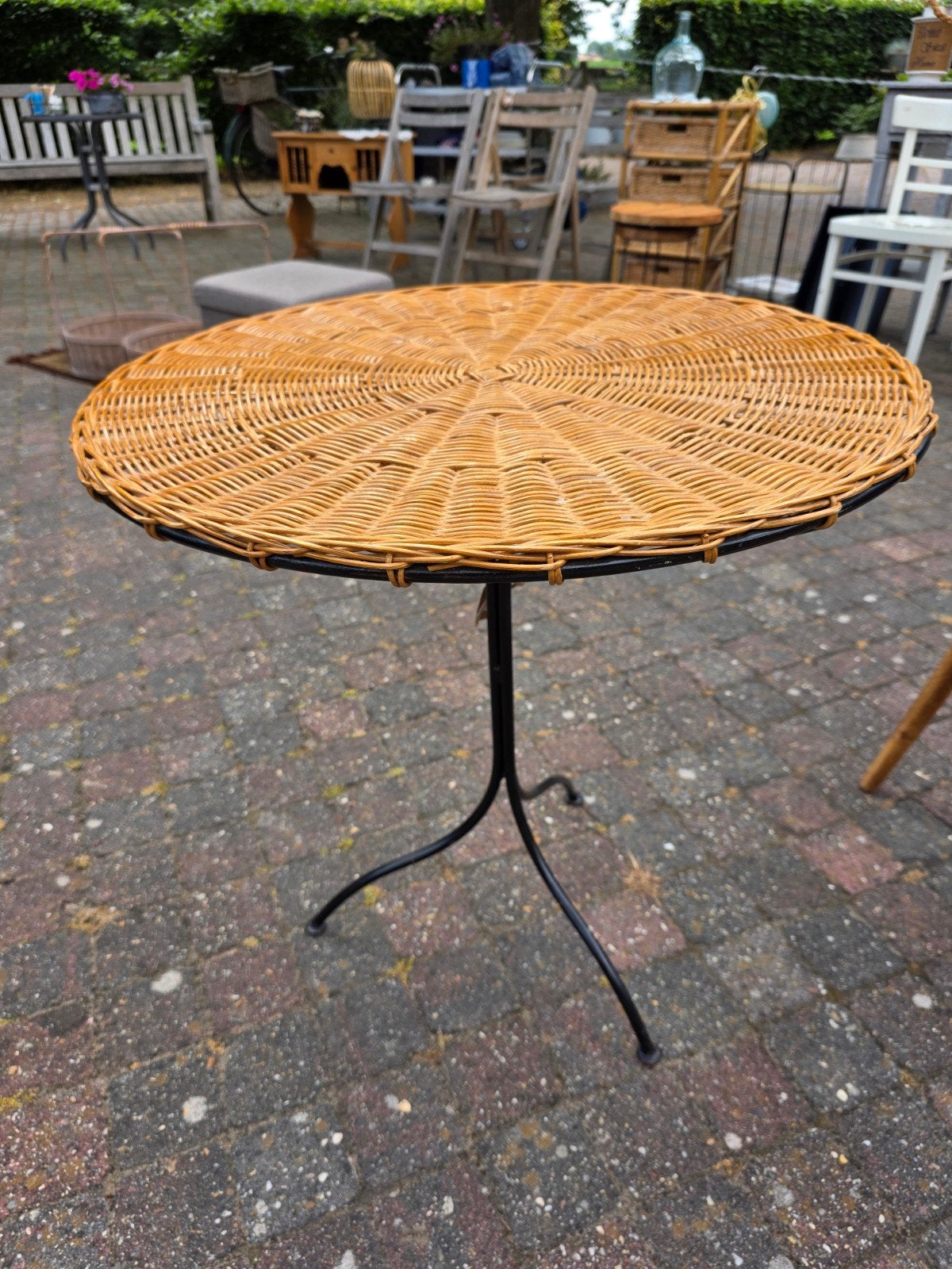 Rieten tafeltje, Ophalen