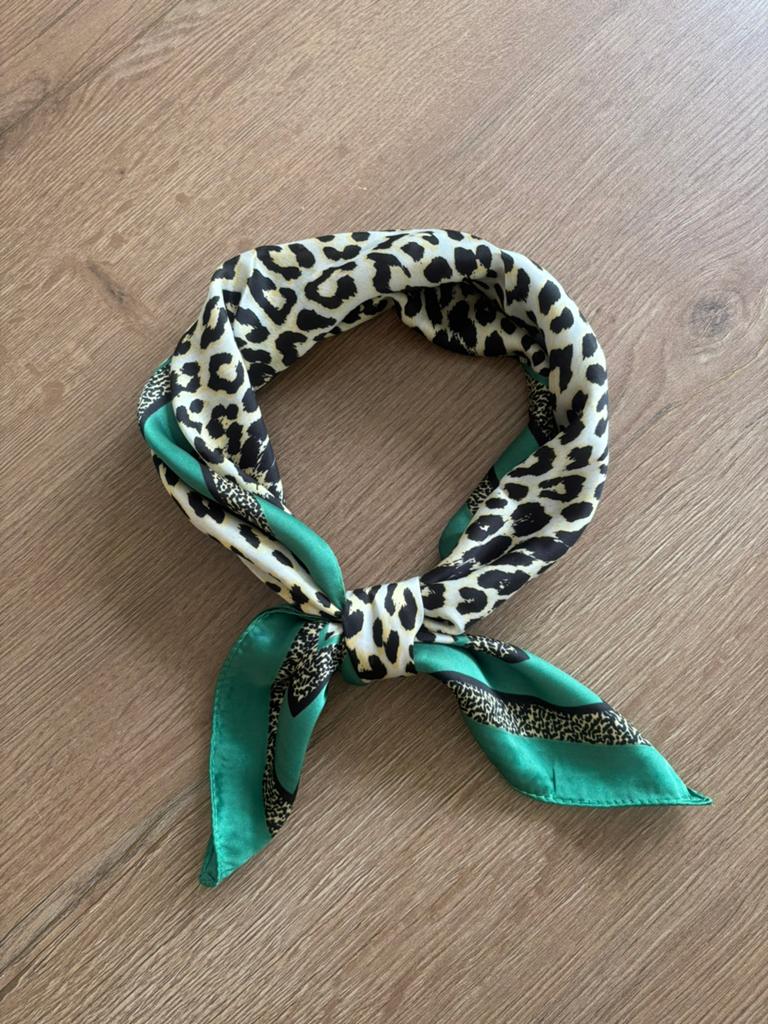 Groen panter sjaaltje, Kleding | Dames, Mutsen, Sjaals en Handschoenen, Ophalen of Verzenden, Zo goed als nieuw, Maat 38/40 (M)