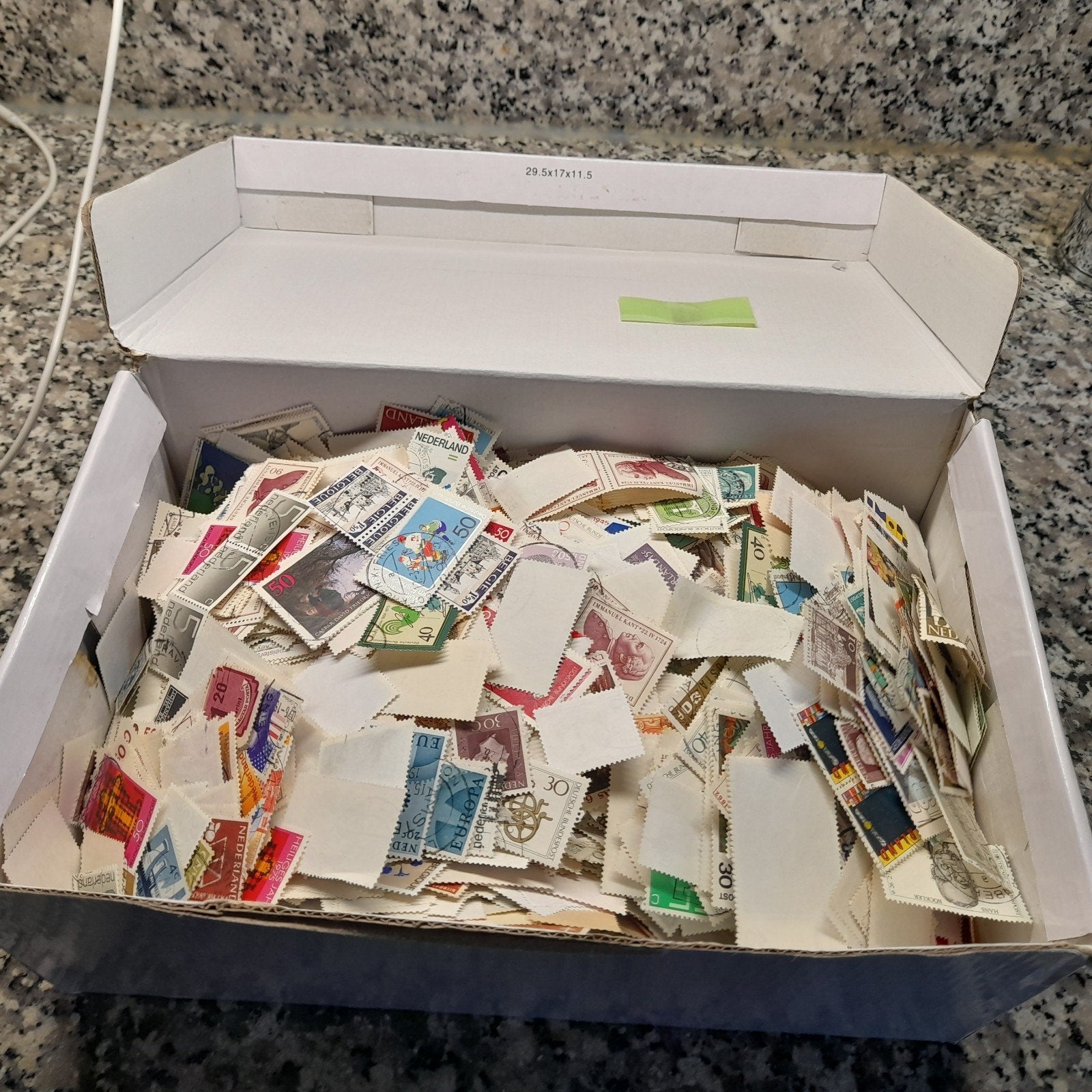 schoenendoos vol met postzegels, Ophalen of Verzenden, Nederland en Buitenland