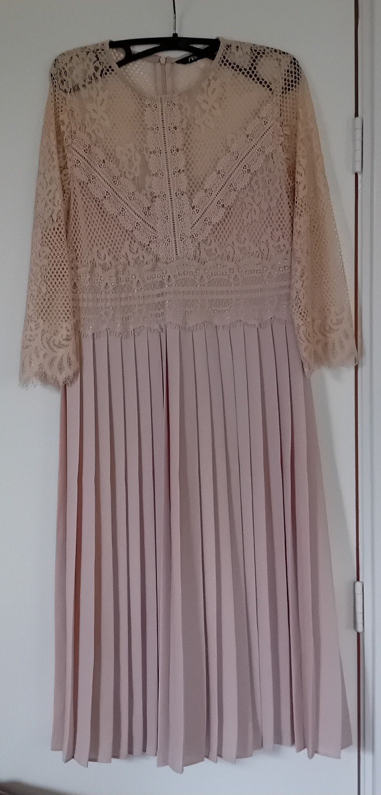 Zara jurk met kant en plooirok - Maat M - galajurk, Kleding | Dames, Zara, Ophalen of Verzenden, Zo goed als nieuw, Roze