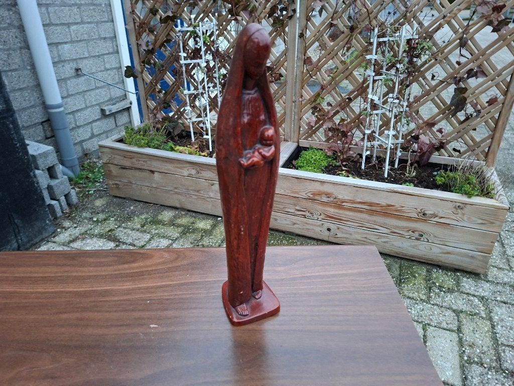antiek bruin rood maria beeld met baby christus uit 1955, Antiek en Kunst, Ophalen of Verzenden
