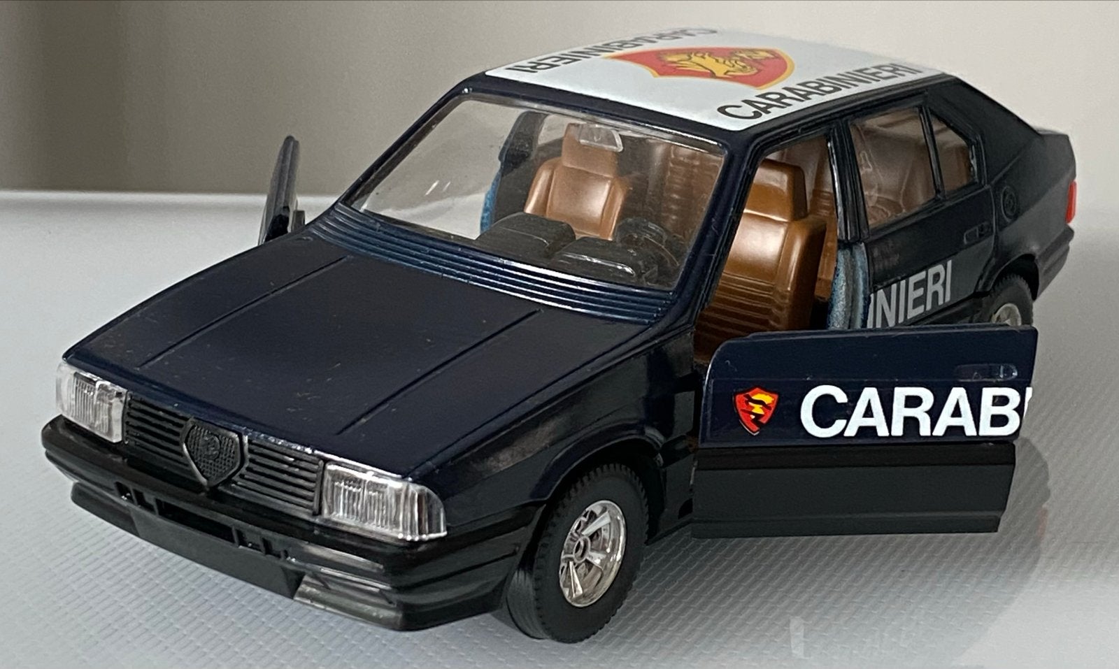 Bburago 1:24 Alfa Romeo 33 Carabinieri Modelauto, Hobby en Vrije tijd, Modelauto's | 1:24, Ophalen of Verzenden, Nieuw, Auto, Bburago