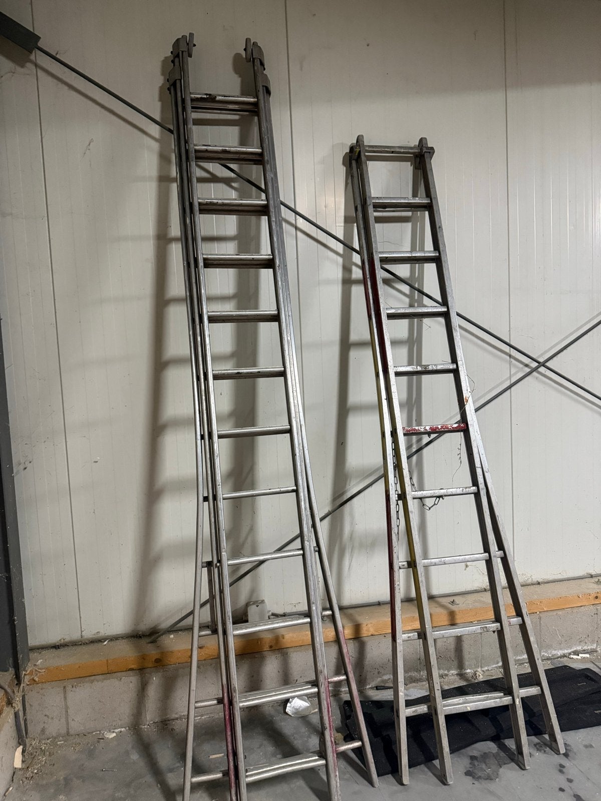 2 gebruikte ladders te koop, Doe-het-zelf en Verbouw, Gebruikt, Ophalen of Verzenden, Ladder, Opvouwbaar of Inschuifbaar