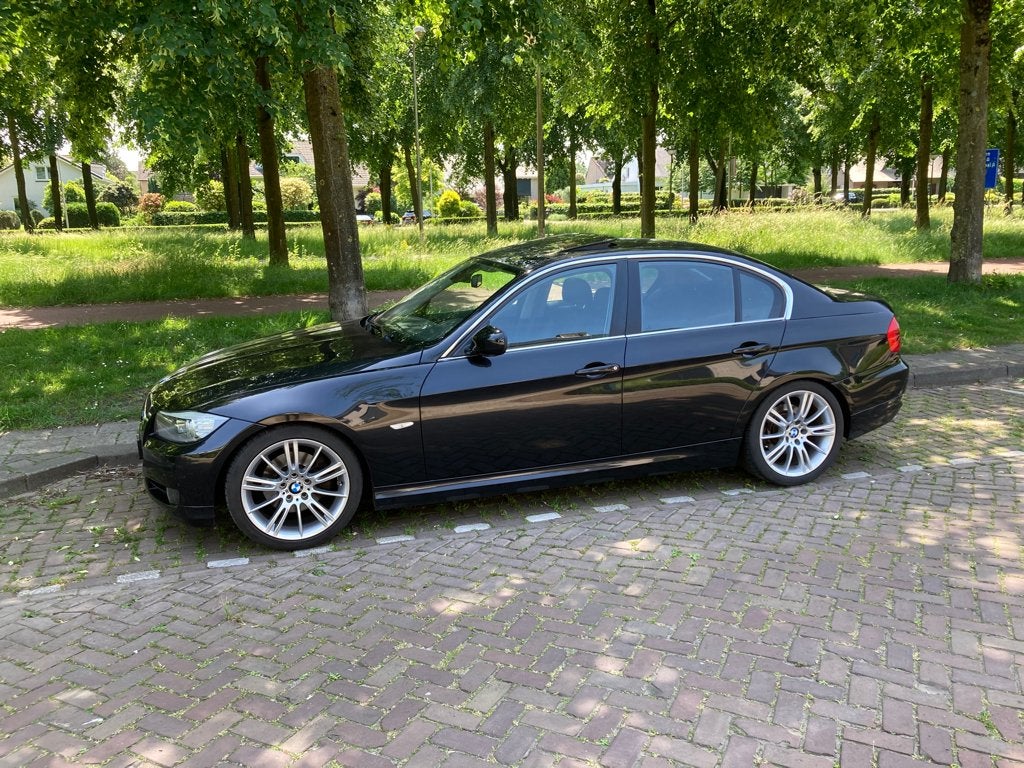 BMW 325i E90 2010 Zwart sport pakket, 745 kg, Achterwielaandrijving, Zwart, 75 €/maand