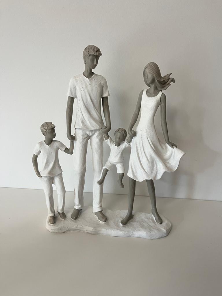 Beeldje gezin met twee kinderen, Groep mensen, Ophalen of Verzenden, Handgemaakt, 20 - 50 cm