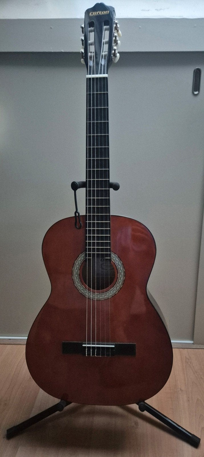 Clifton akoestische gitaar met toebehoren, Ophalen