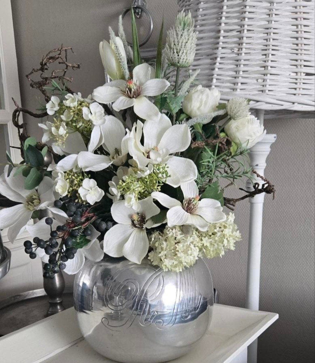 Zilverkleurige rm vaas met kunstbloemen, Huis en Inrichting, Ophalen, Zo goed als nieuw, Zilver, Inclusief decoratie