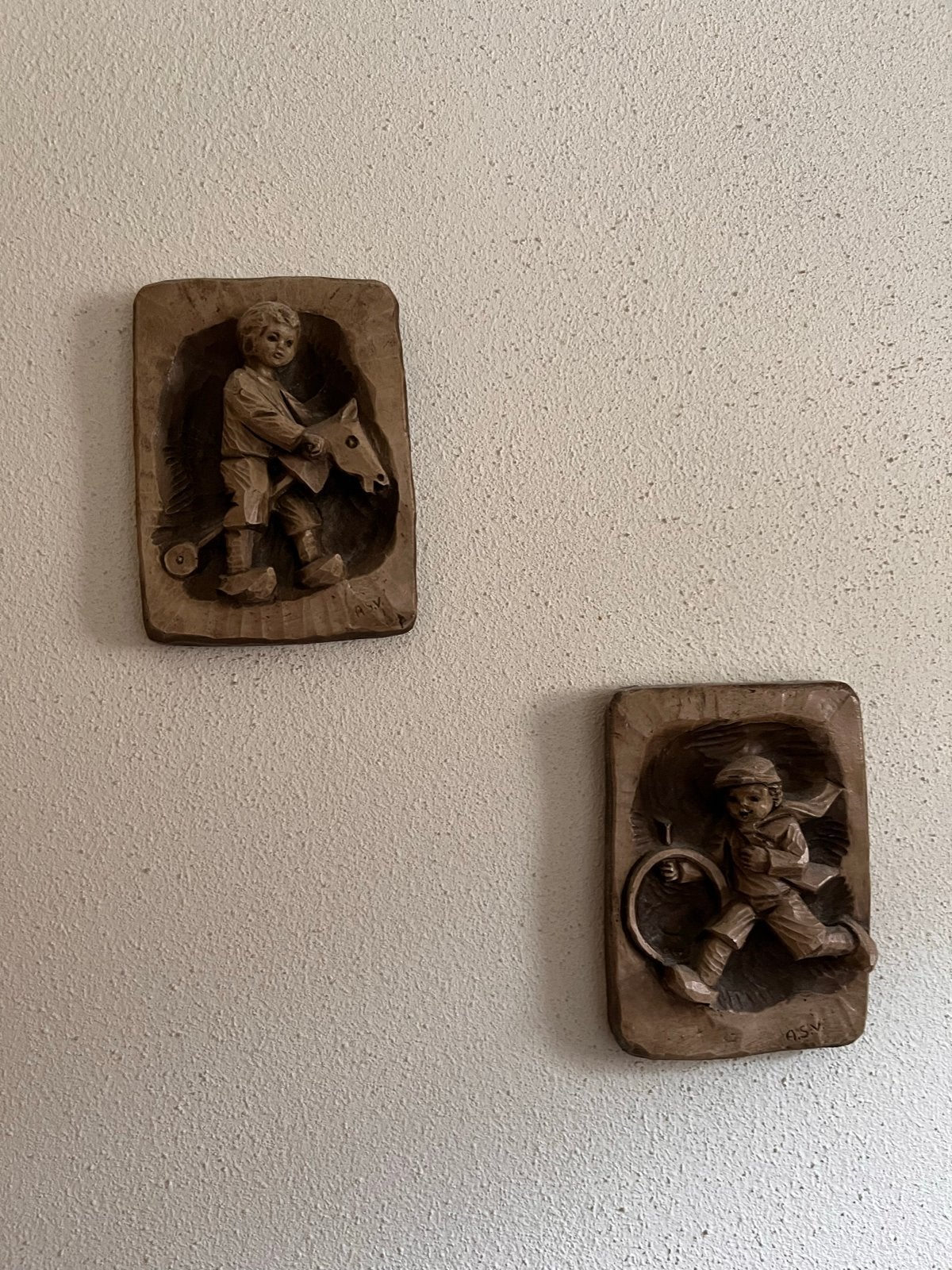 Houten wanddecoratie: spelende kinderen (2 stuks), Antiek en Kunst, Groep mensen, Minder dan 20 cm, Ophalen of Verzenden, Handgemaakt
