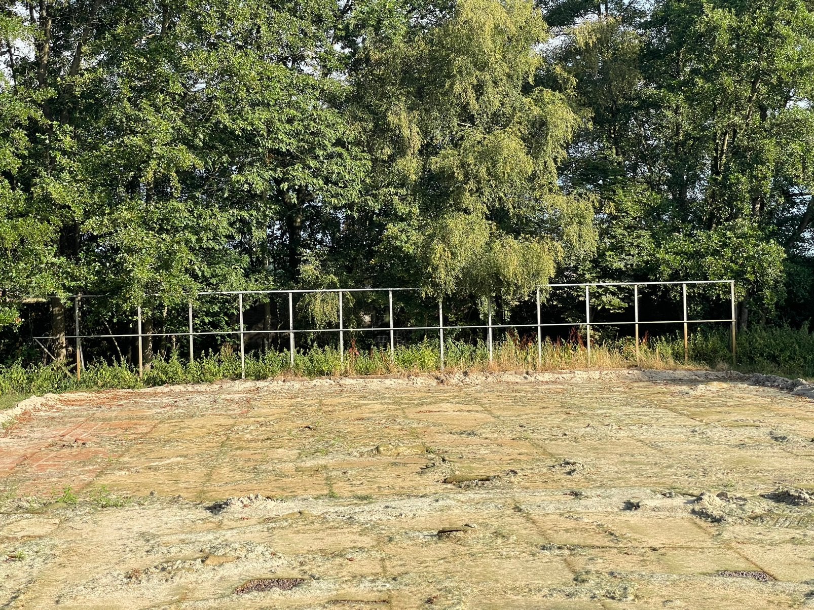 Stellage voor spiegelwand naast paardenrijbak - 21 meter, Dieren en Toebehoren