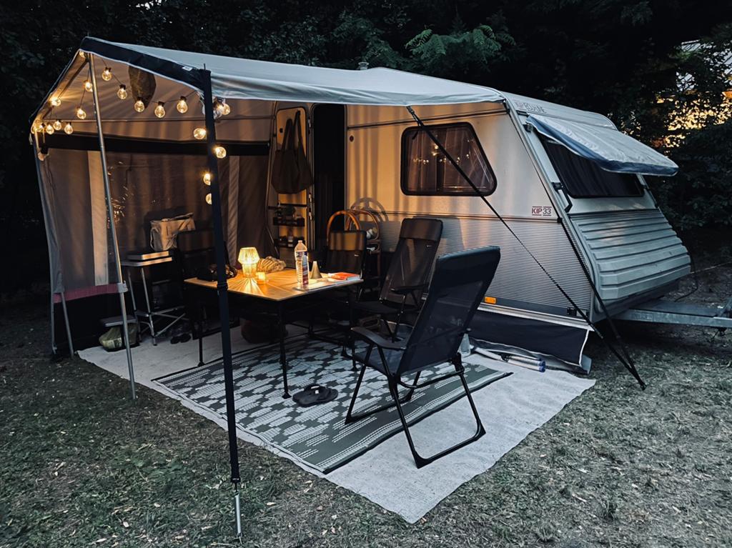 Kip caravan Ecu-line 33 met stapelbed en voortent, Kip, Treinzit, 750 - 1000 kg, Particulier