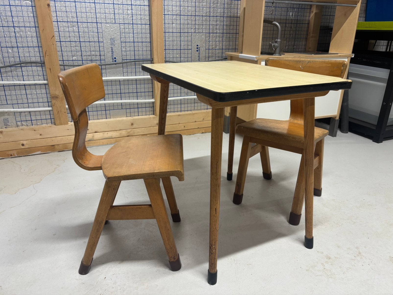 Oud kinder schooltafeltje met twee stoeltjes, Kinderen en Baby's, Kinderkamer | Tafels en Stoelen, Ophalen, Gebruikt, Tafel(s) en Stoel(en)