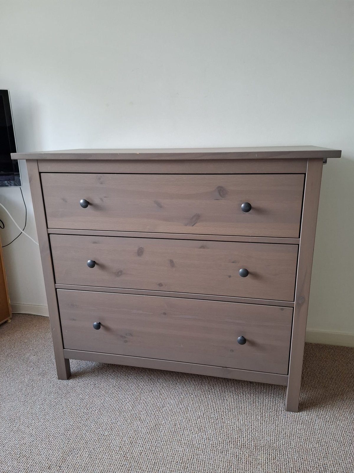 Hemnes ladenkast grijsbruin, Huis en Inrichting, Kasten | Ladekasten, Ophalen, 100 tot 150 cm, Zo goed als nieuw, 3 of 4 laden