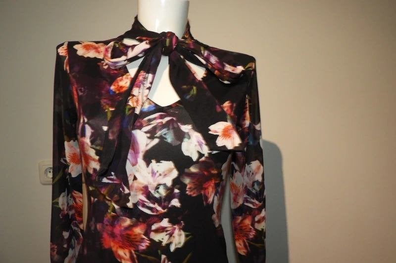 Karen Millen bloemen truitje strik bij de hals kleurrijk, Karen Millen, Zo goed als nieuw, Lange mouw, Maat 36 (S)