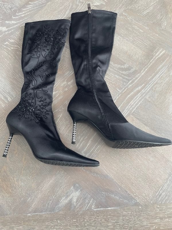 Zwarte hoge laarzen maat 36 - satijn met kraaltjes, Kleding | Dames, Schoenen, Hoge laarzen, Zwart, Ophalen of Verzenden, Zo goed als nieuw