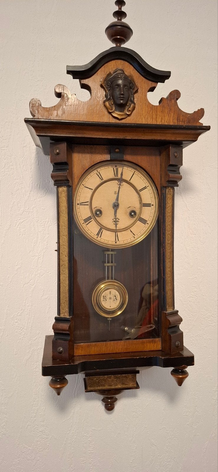 Antieke wandklok met gedetailleerd houtsnijwerk, Antiek en Kunst, Ophalen