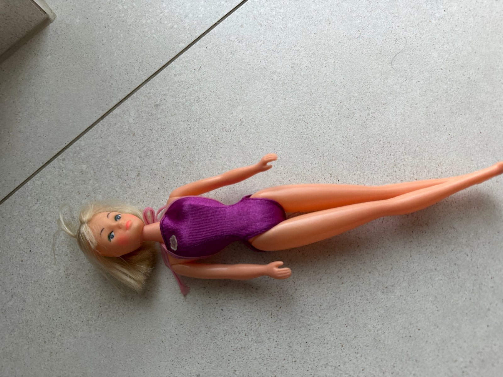 Vintage Barbie pop met paars badpak, Ophalen of Verzenden, Gebruikt, Barbie