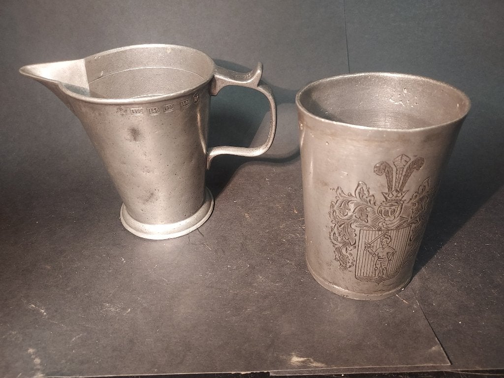 Tinnen beker met gegraveerd wapen; en tinnen maatkan, Antiek en Kunst, Antiek | Tin, Ophalen of Verzenden