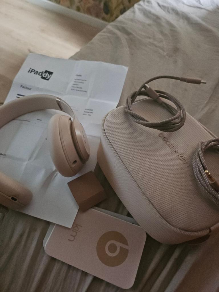 Beats studio pro x kim(spec ed)130€ last price! Ios/android