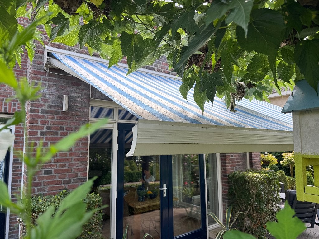 Zonnescherm met Somfy motor, zeer net doek
