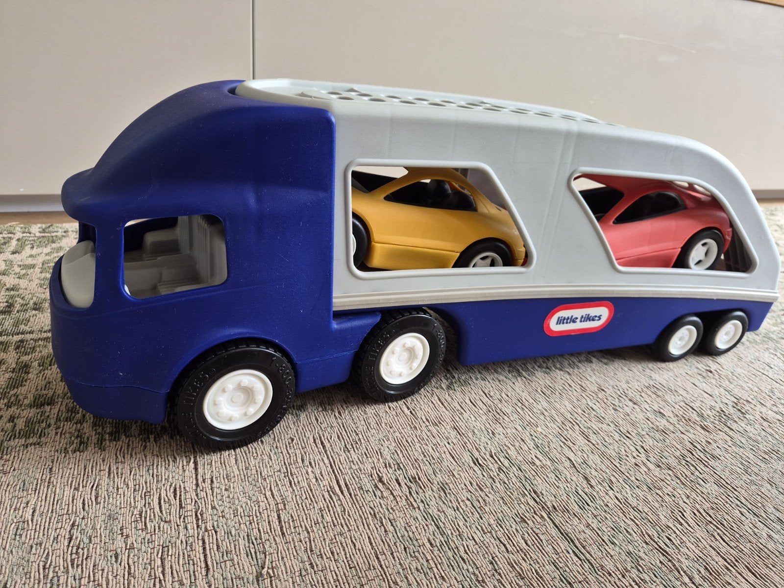 Little Tikes Autotransporter met 2 auto's, Kinderen en Baby's, Speelgoed | Speelgoedvoertuigen, Ophalen, Zo goed als nieuw