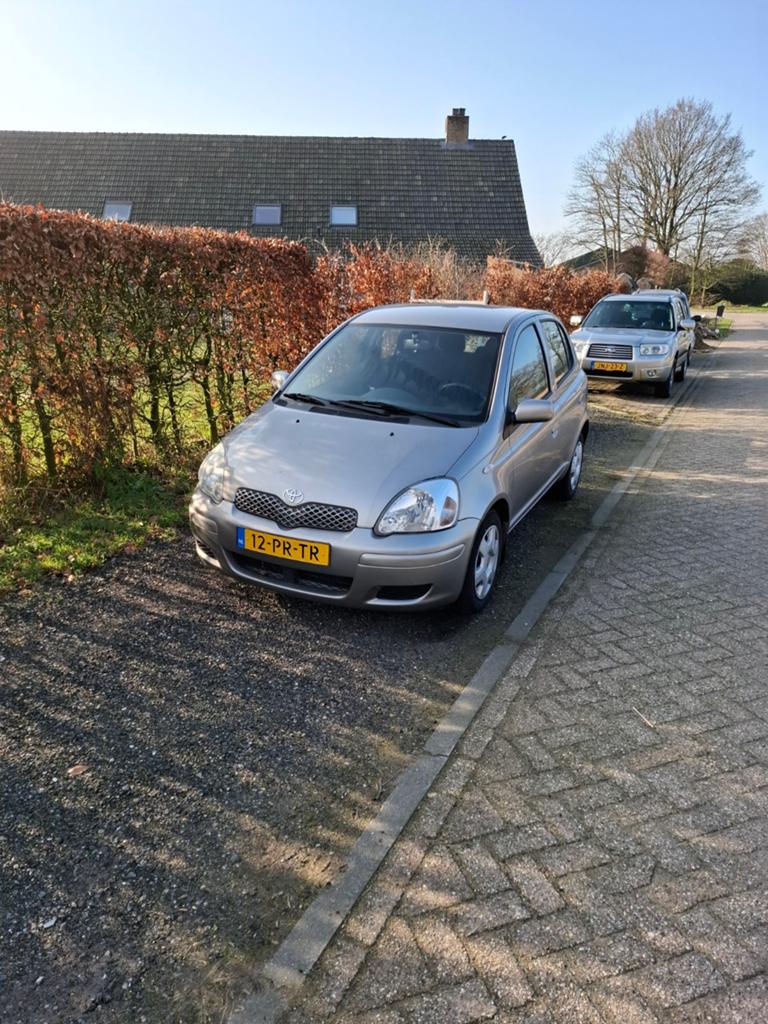 Toyota Yaris 1.3 16V Vvti 5DR AUT 2004 Grijs 82.000 KM!, 31 €/maand, 4 cilinders, 400 kg, Origineel Nederlands