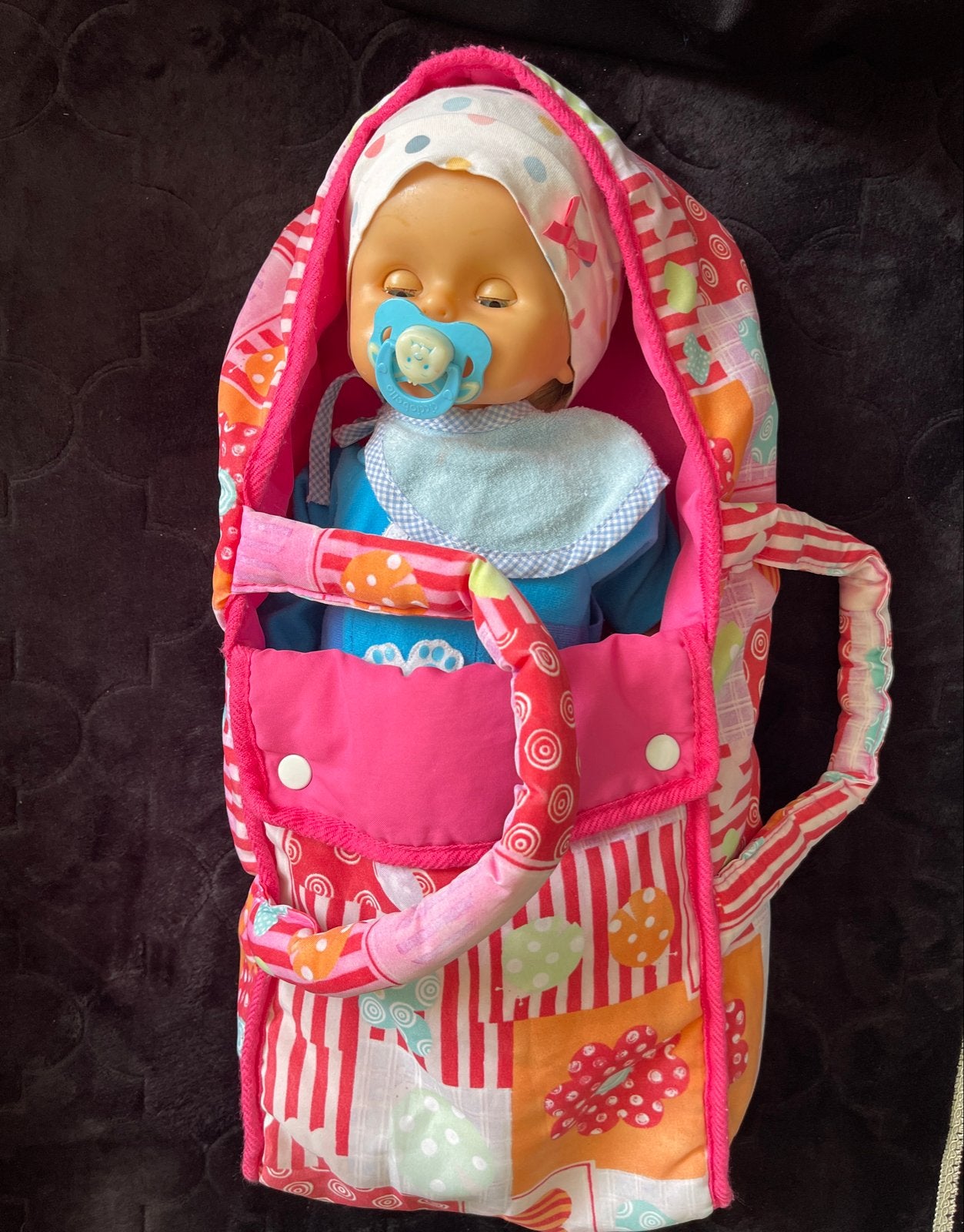 Babypop met draagzak en kleding, Kinderen en Baby's, Ophalen of Verzenden, Gebruikt, Babypop