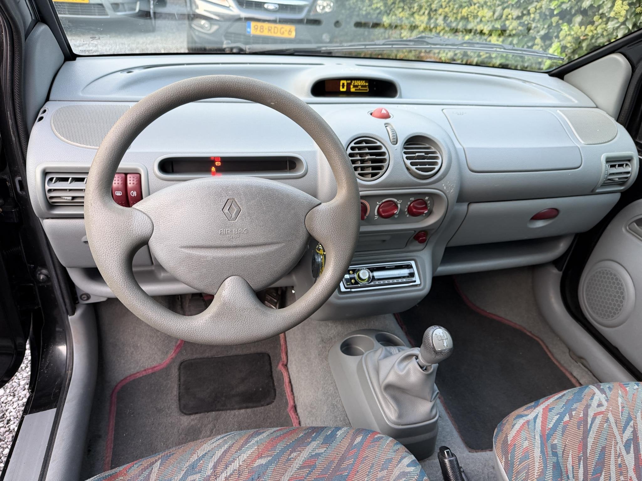 Foto 11 van Renault Twingo 1.2 Expression | Elekt. Ramen | Radio / CD |