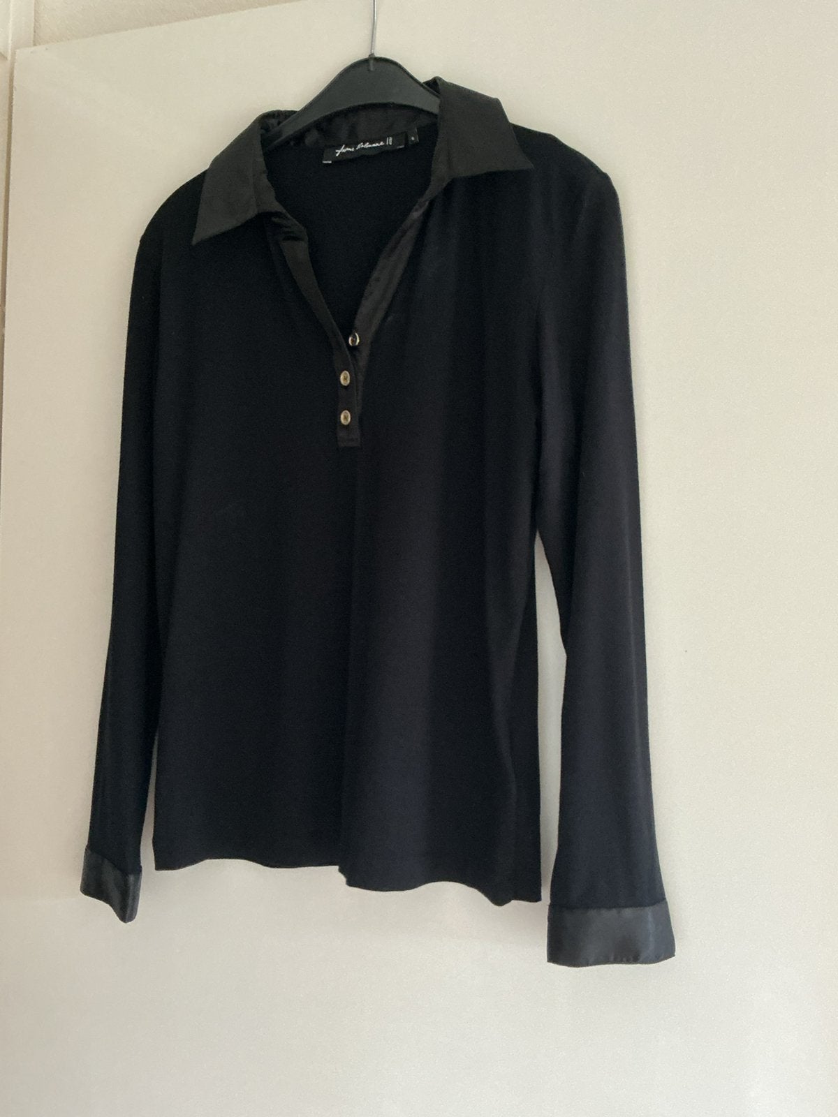 Poloshirt S lange mouwen Viscose satijn afgezet zwart NIEUW, Ophalen of Verzenden, Nieuw, Maat 36 (S), Zwart