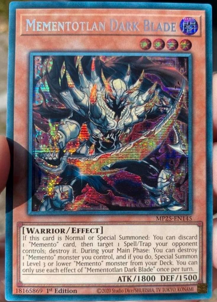 Yu-Gi-Oh! Mementotlan Dark Blade MP25 1st Tin Promo !, Ophalen of Verzenden, Zo goed als nieuw, Losse kaart, Foil