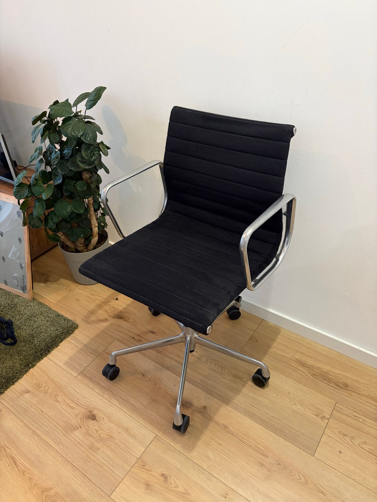 Vitra Eames EA 119 bureaustoel – Zwart Hopsak – chroom, Ophalen of Verzenden, Gebruikt, Zwart, Bureaustoel