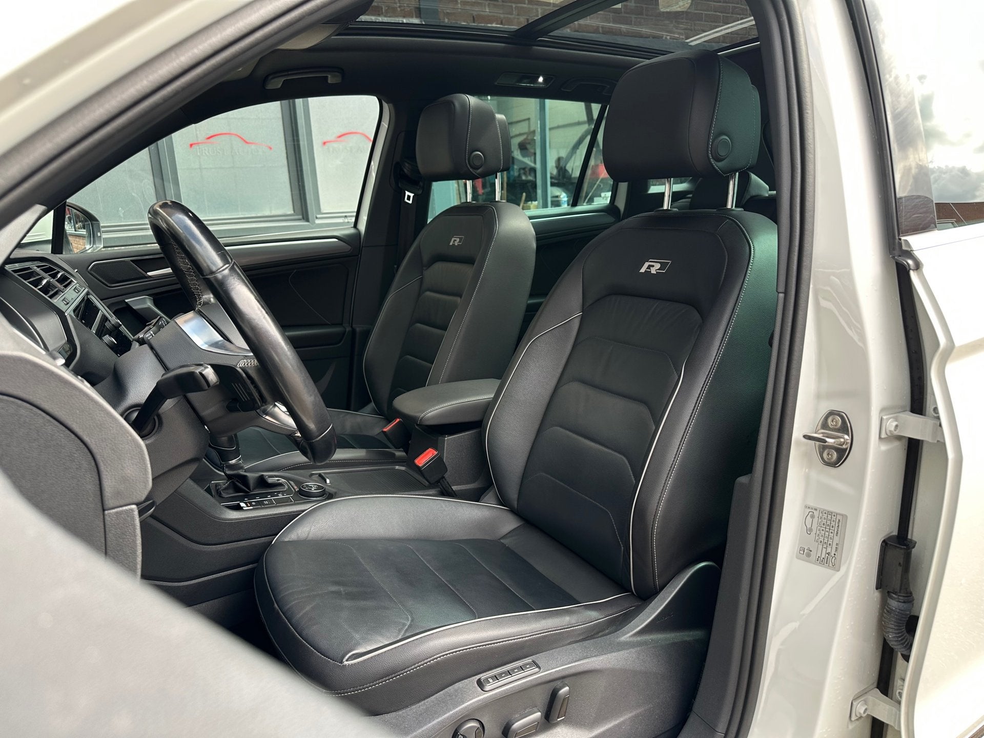 Volkswagen TIGUAN 2.0 TSI 4Motion Highline R-Line|Pano|Memor, Automaat, Gebruikt, Euro 6, 4 cilinders