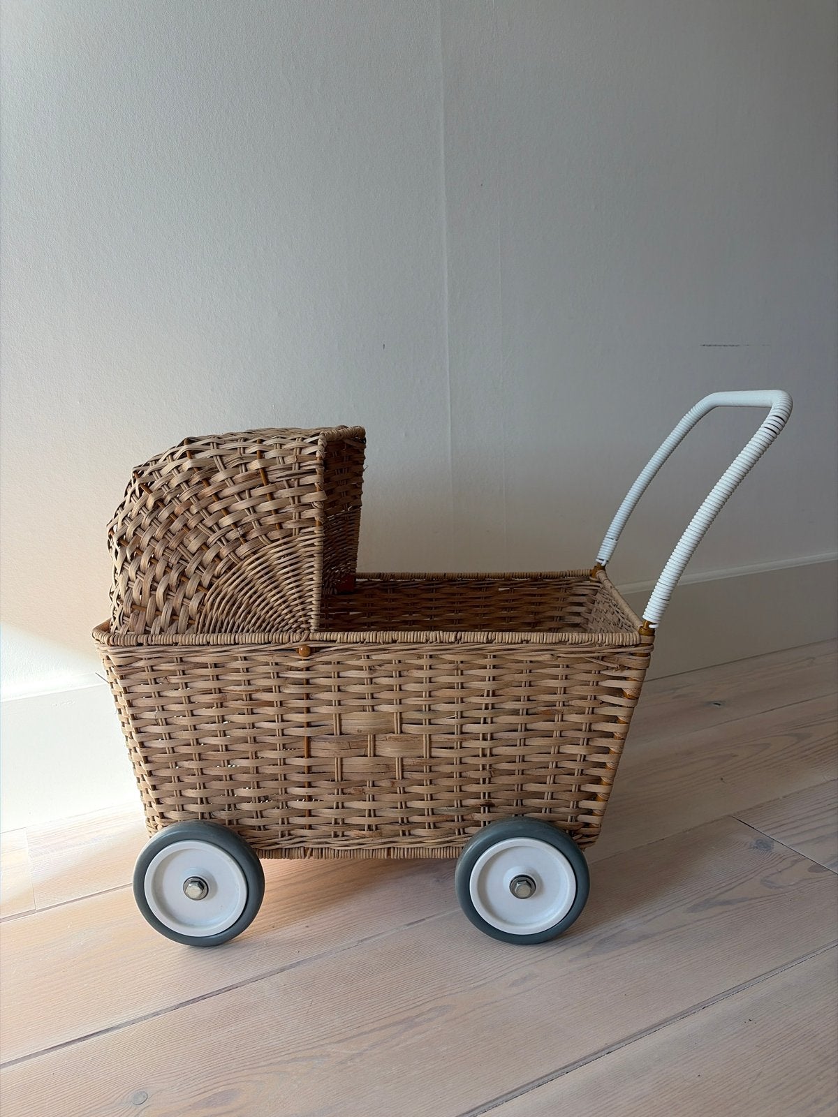 Olli ella rotan poppenwagen, Ophalen of Verzenden, Zo goed als nieuw, Babypop