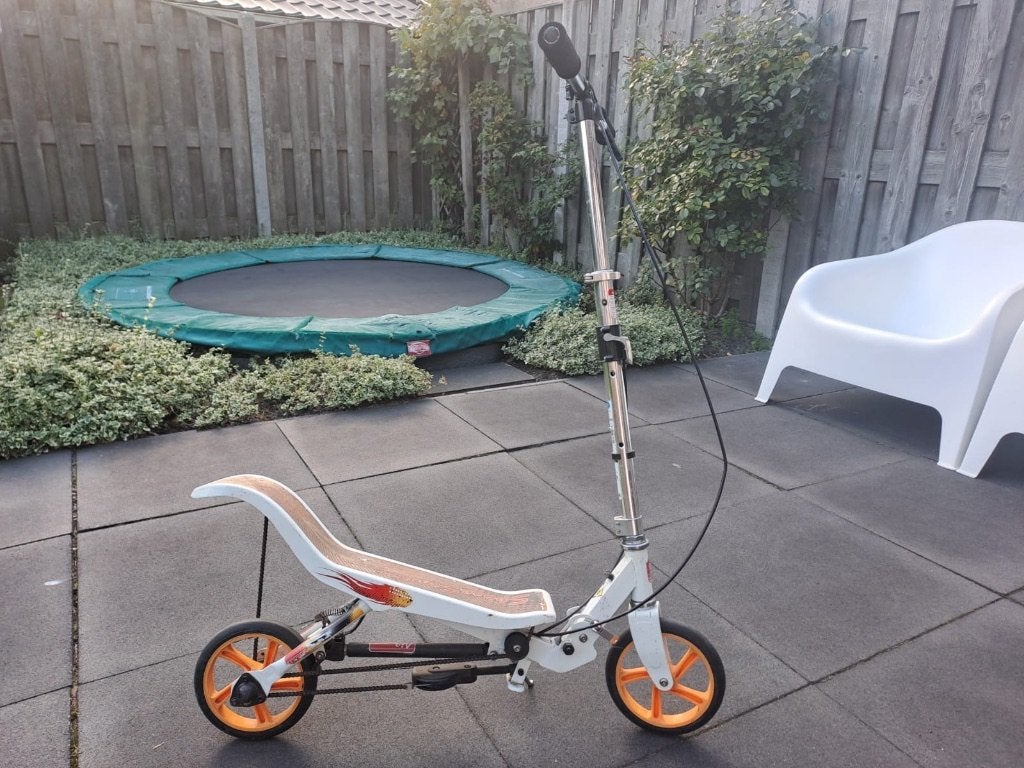 Witte Space Scooter met oranje wielen en zadel, Ophalen, Gebruikt
