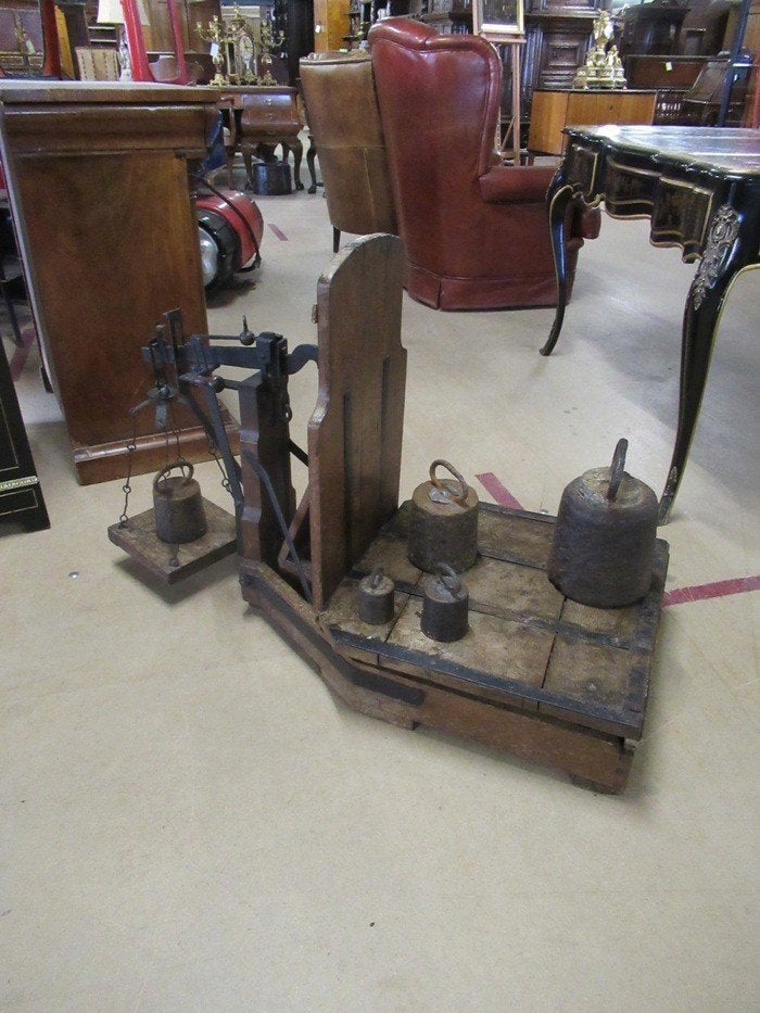 Oer 09039 antieke bascule op messen met gewichten, Ophalen