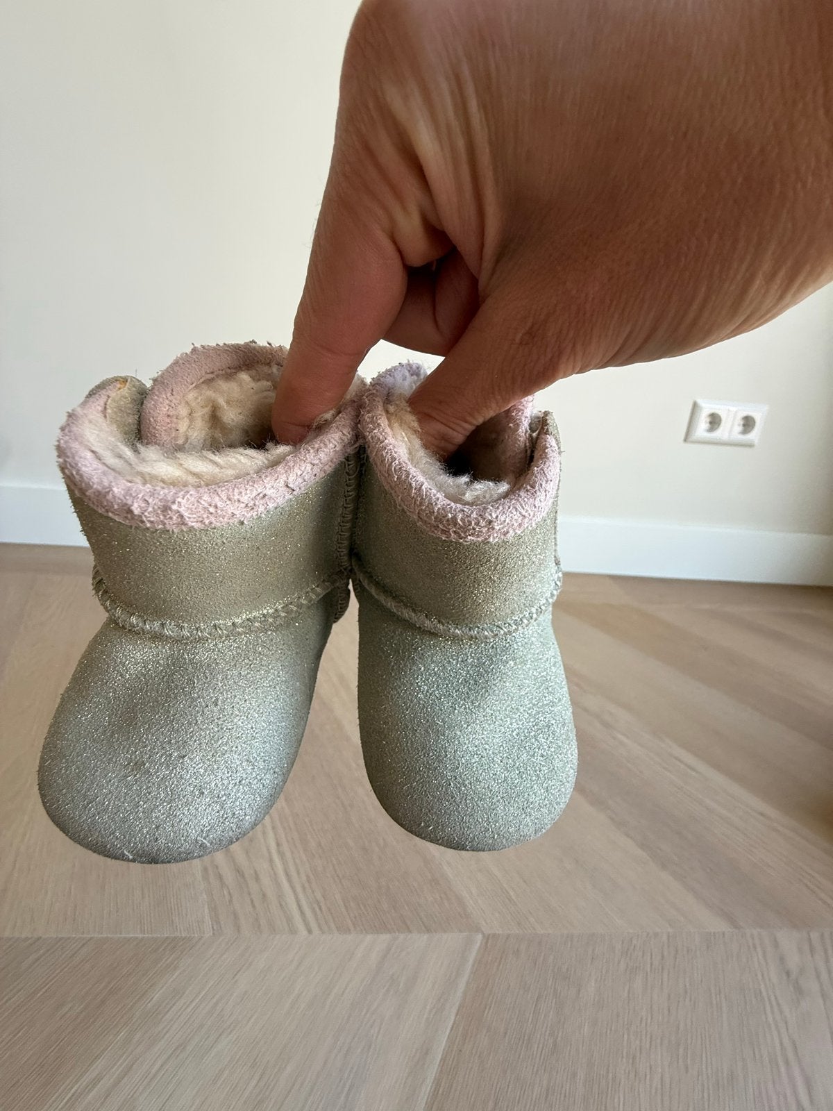 Uggs babyslofjes maat 16, Ophalen of Verzenden, Zo goed als nieuw, Meisje, Slofjes