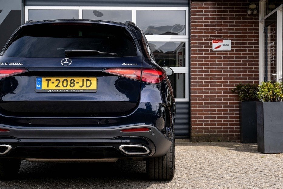 Mercedes-Benz GLC 300 300e 4MATIC AMG Line Premium | Panoram, Auto's, Automaat, Gebruikt, Zwart, 4 cilinders