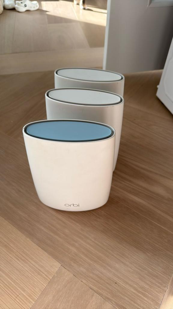 Netgear Orbi RBR50 Mesh WiFi Router + 2 Sat, Computers en Software, Routers en Modems, Zo goed als nieuw, Router, Ophalen of Verzenden