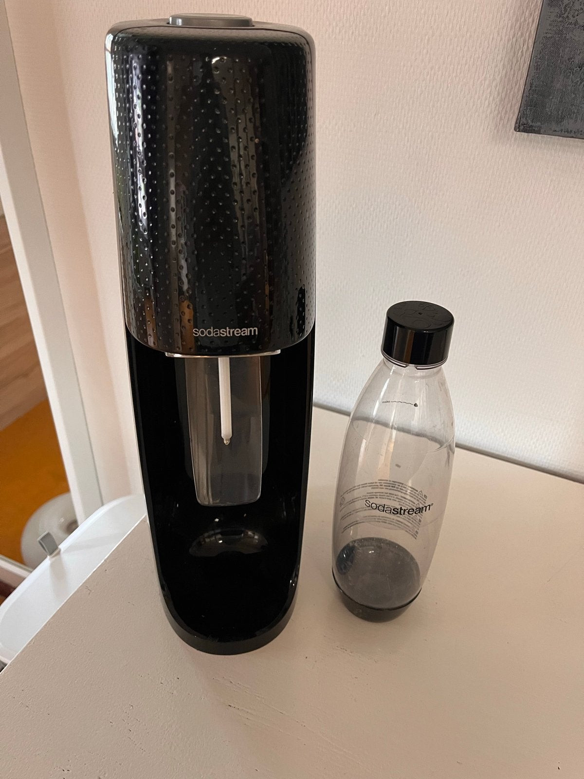SodaStream Zwart met Fles en Lege Cilinder, Witgoed en Apparatuur, Ophalen of Verzenden, Zo goed als nieuw