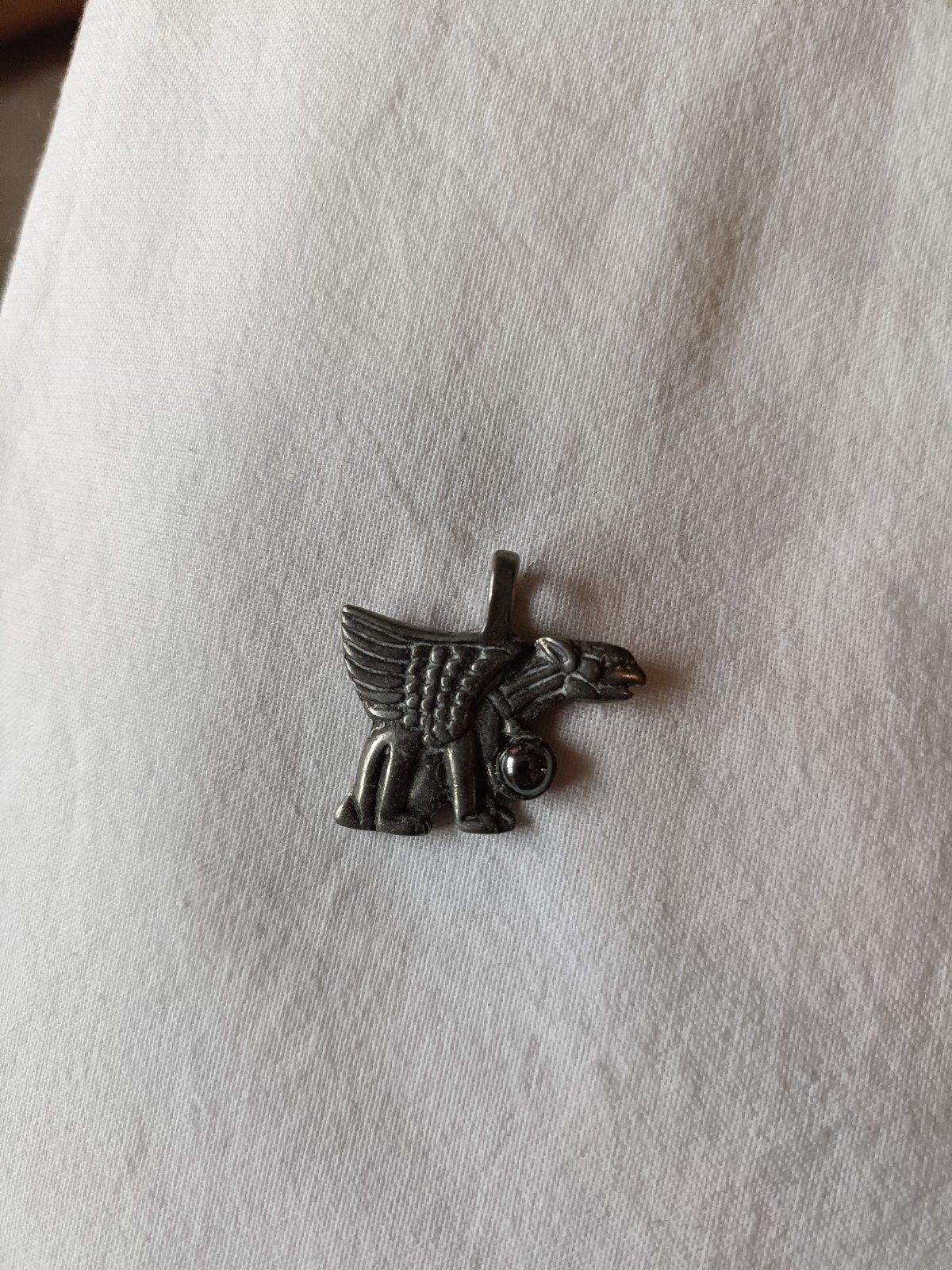 Kettinghanger Fabeldier Griffioen met Hematiet - 3x2 cm, Overige materialen, Ophalen of Verzenden, Zo goed als nieuw, Met edelsteen