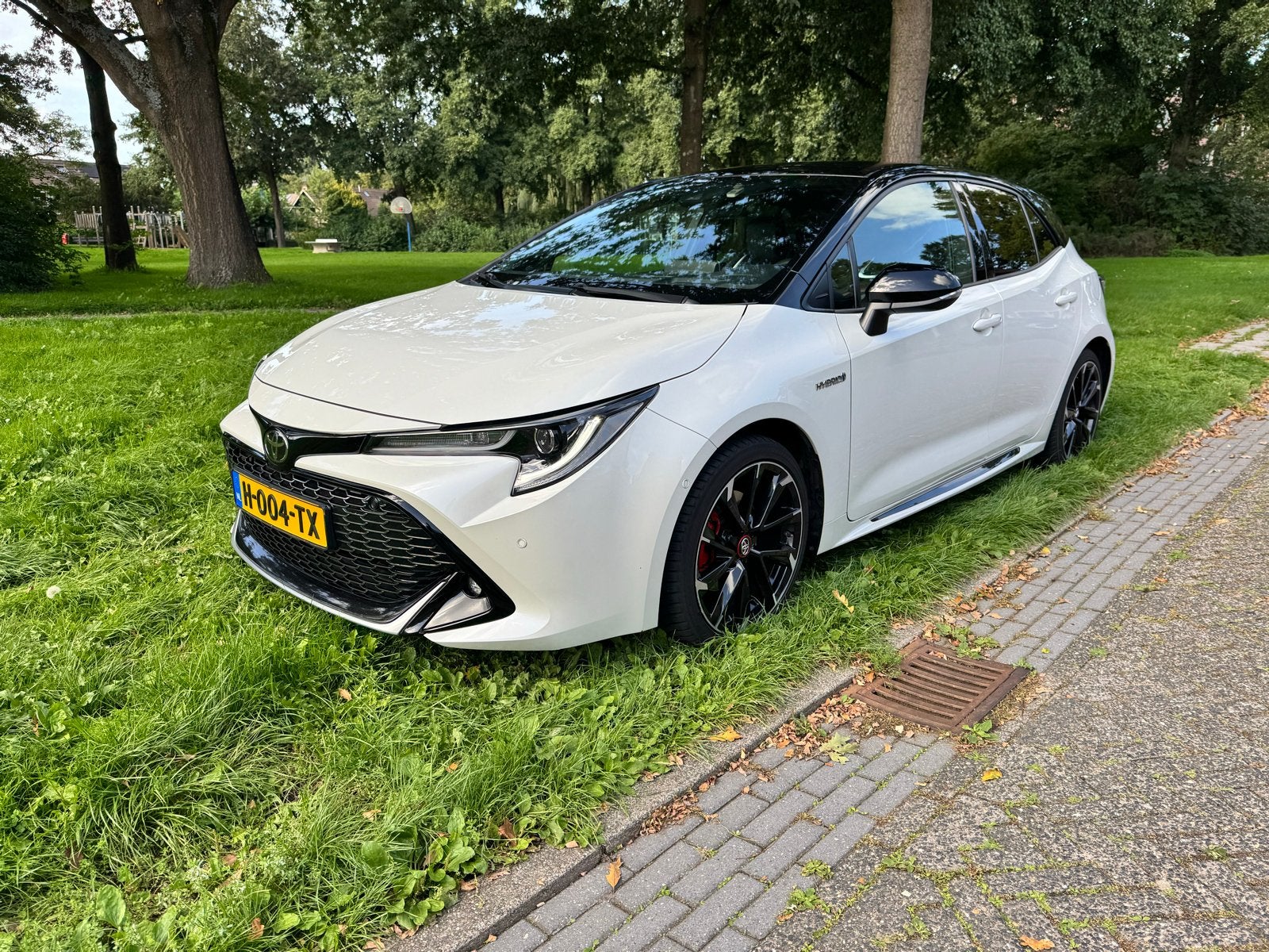 Toyota Corolla 2.0 Hybrid GR-sport 180pk CVT 2020 Wit, Auto's, Dealer onderhouden, 450 kg, 750 kg, Wit