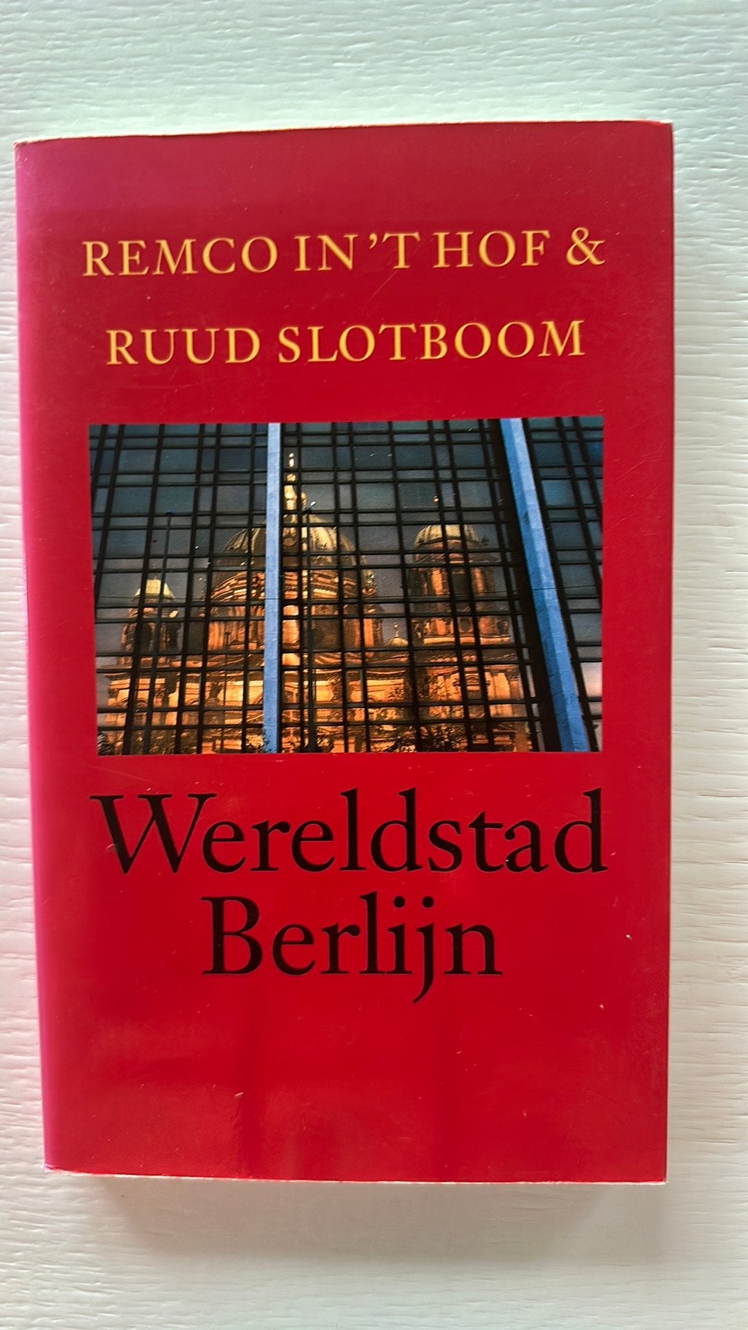 R. in 't Hof - Wereldstad Berlijn, Boeken, Europa, Ophalen of Verzenden, Zo goed als nieuw, Reisgids of -boek