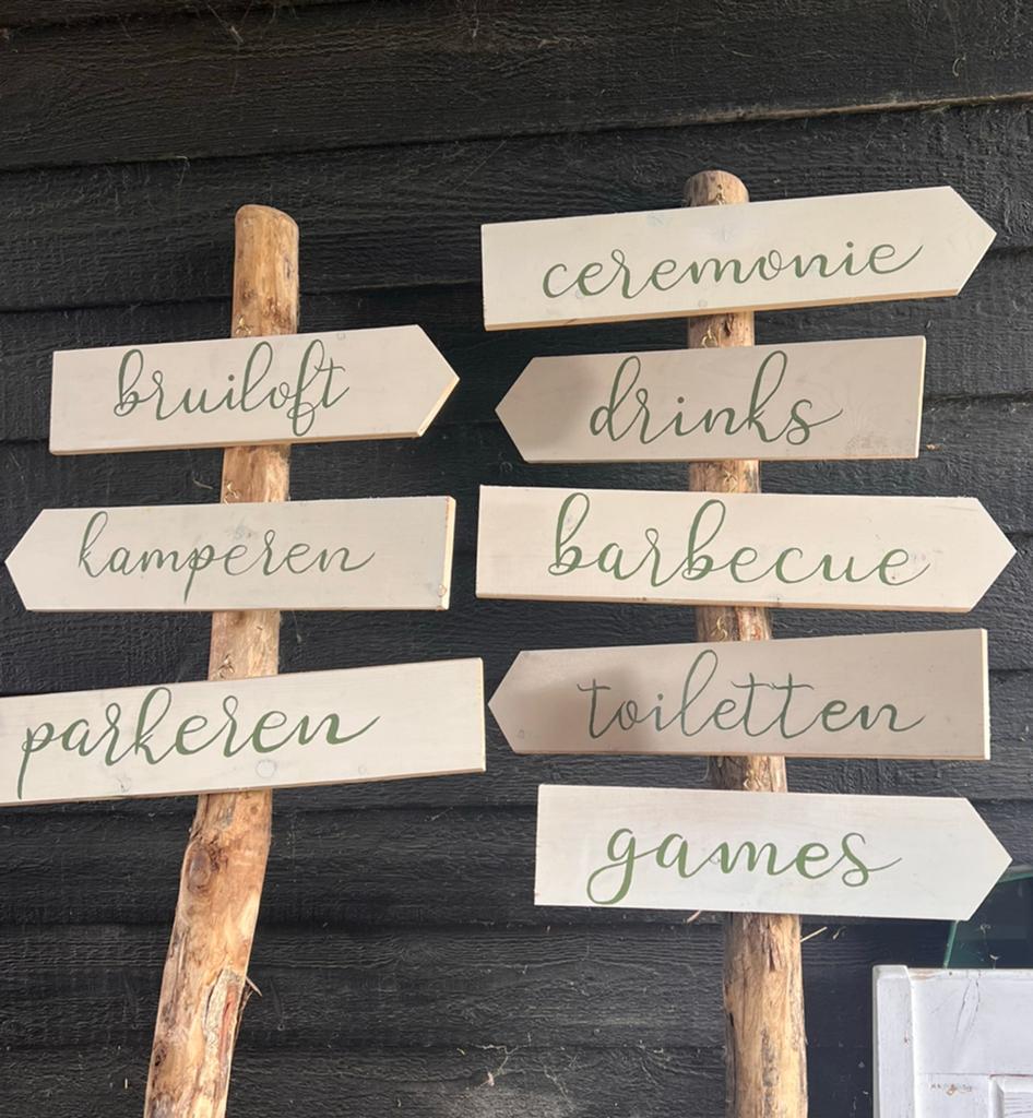 Te huur: Handgeschilderde Wegwijzers Bruiloft - Set van 5, Ophalen, Zo goed als nieuw, Versiering, Geboorte of Huwelijk