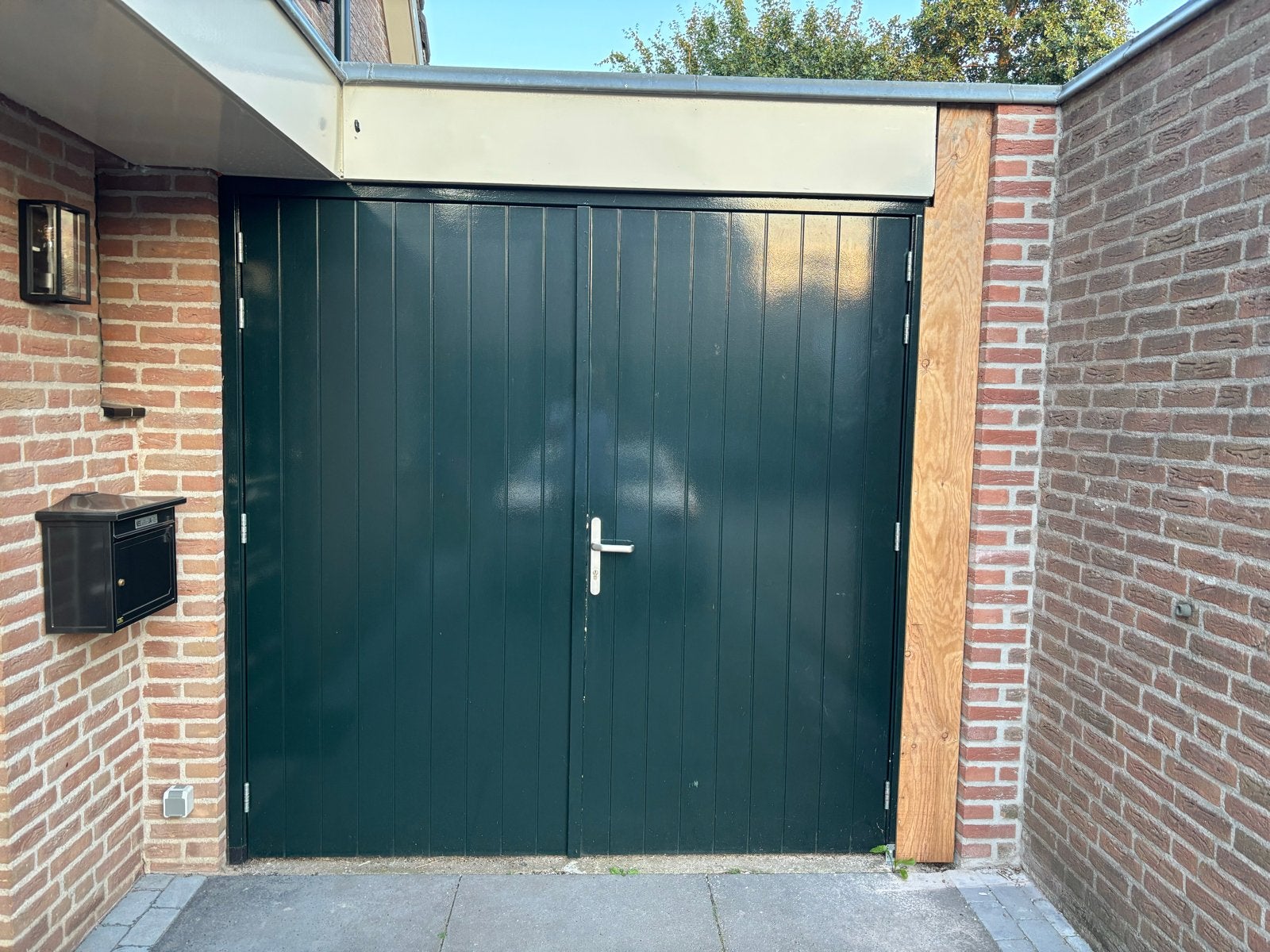 Donkergroene garagedeur, dubbel, met loopdeur, Ophalen, Gebruikt, 120 cm of meer, Garagedeur