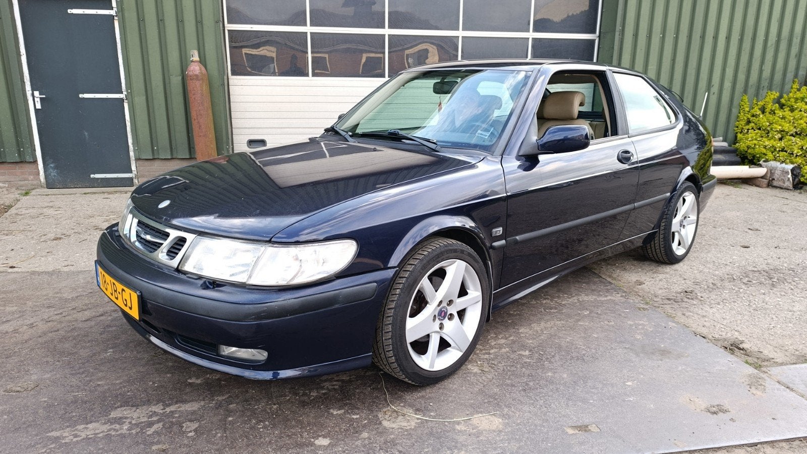 Saab coupe automaat maar 188.000 gelopen, Auto's, Saab, Beige, 4 cilinders, Blauw, Leder