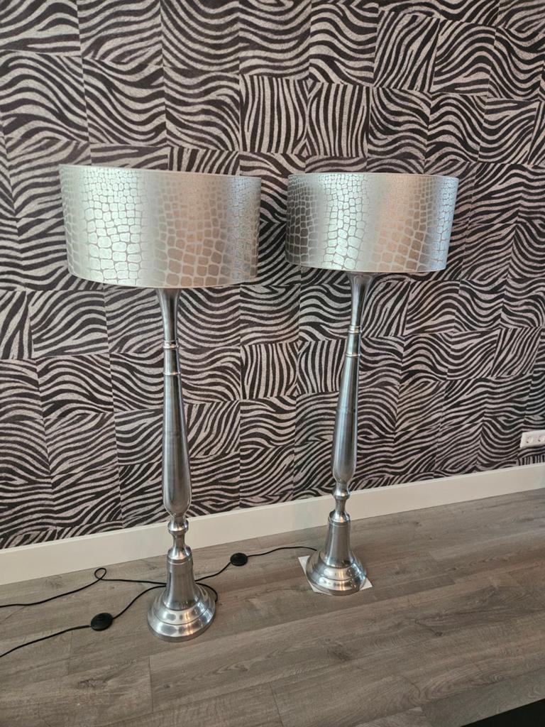 Mooie staande lampen, zilver kleurige voet, Huis en Inrichting, Lampen | Kroonluchters, Ophalen of Verzenden
