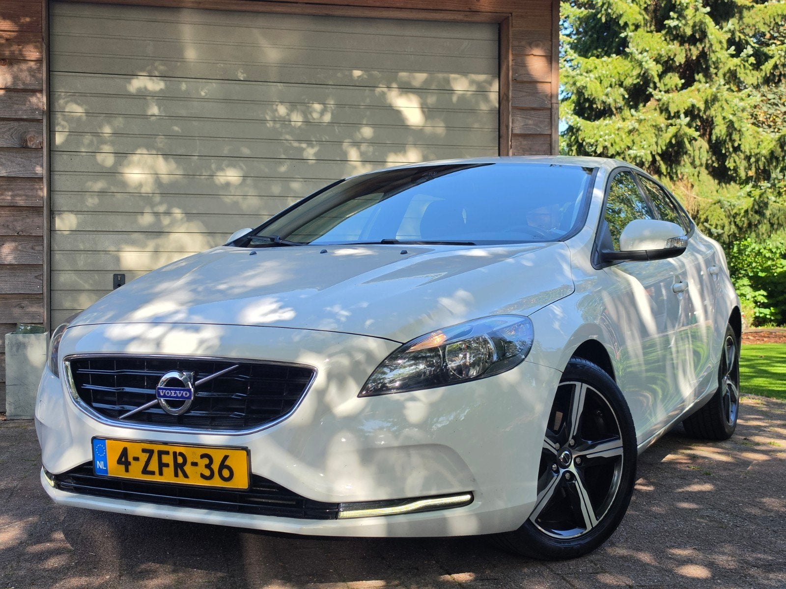 Volvo V40 1.6 D2 115PK Climate Cruise NAP PDC Navi LED 17", Auto's, Voorwielaandrijving, Euro 5, Stof, Zwart