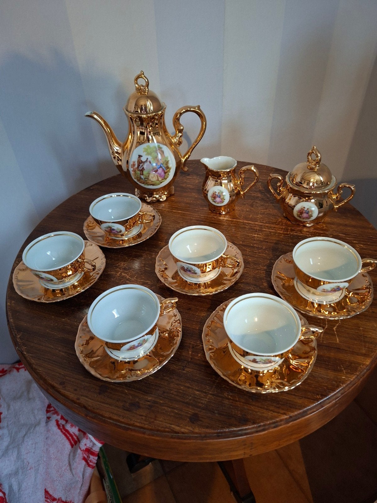 Antiek theeservies goudkleurig met romantische taferelen, Ophalen