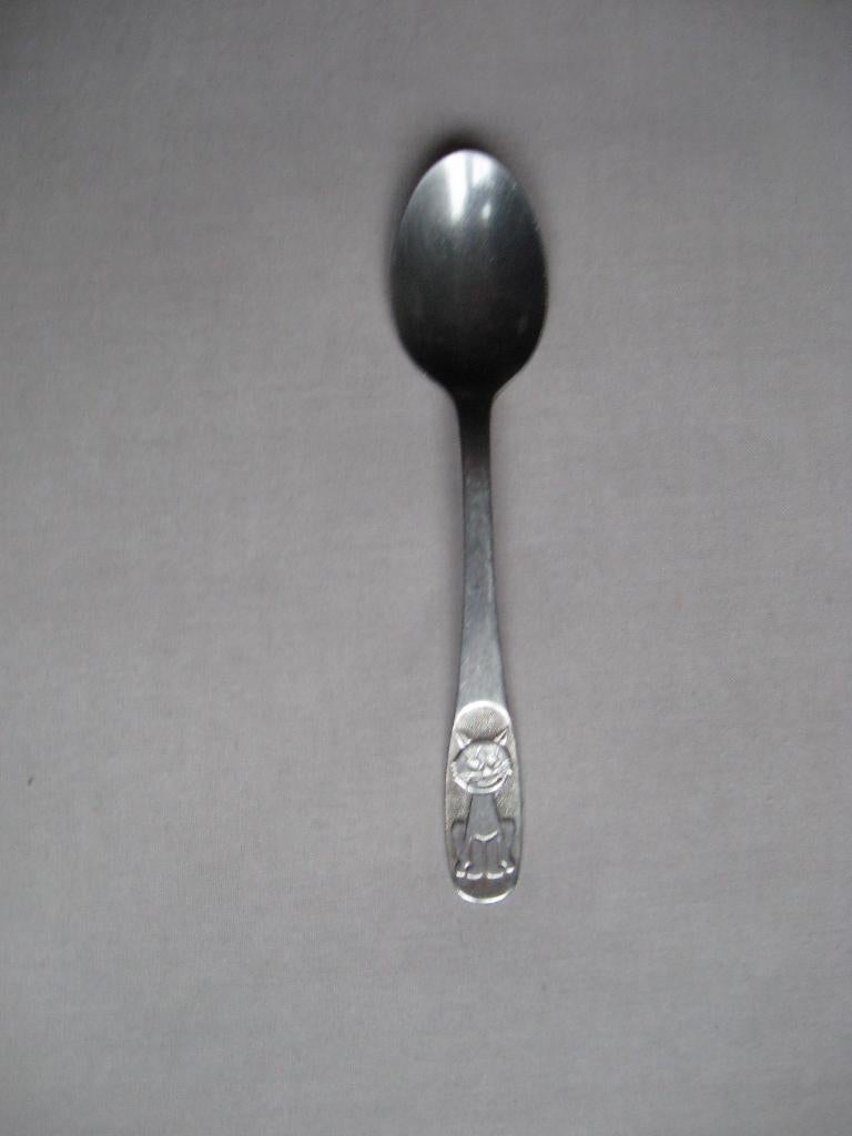 Keltum Stainless - oud kinder pap lepeltje met zittende poes, Ophalen of Verzenden, Gebruikt, Rvs of Chroom, Los bestek