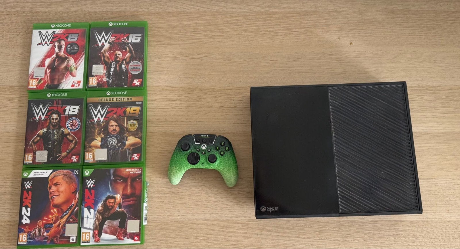Xbox One met 6 WWE games en controller, Spelcomputers en Games, 3 spelers of meer, Ophalen of Verzenden, Zo goed als nieuw, Sport