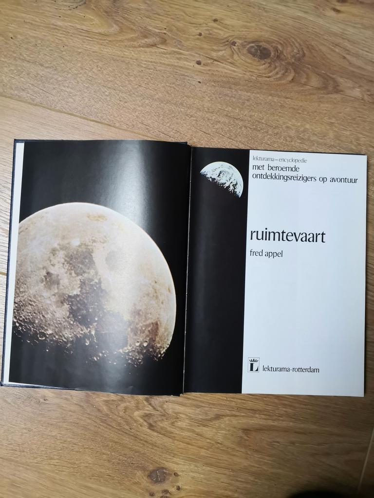 Boek over Ruimtevaart, Ophalen of Verzenden, Zo goed als nieuw